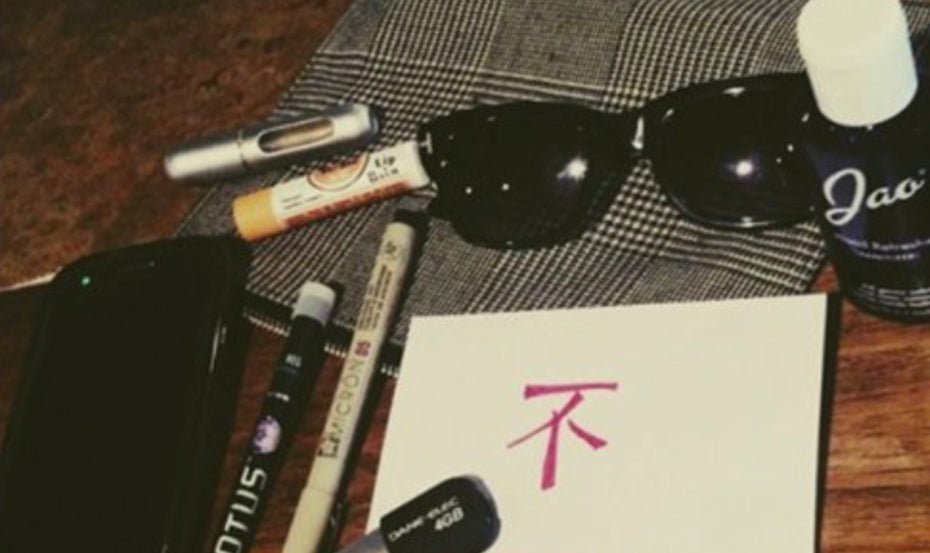 Mod Mode Makeup: The things you carry - Jao Brand